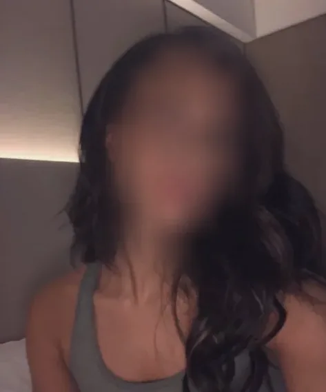 Manuela, 33