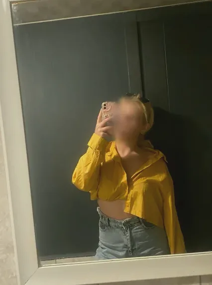 Melanie, 23
